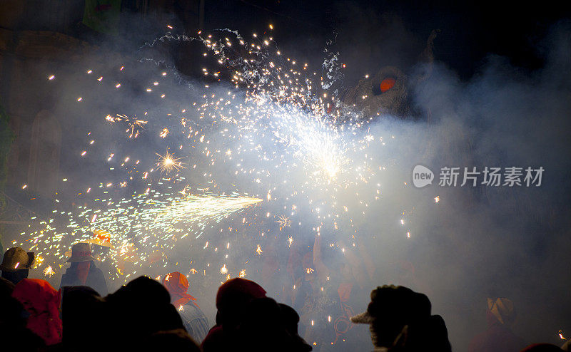 加泰罗尼亚Correfoc -街道上的传统烟花节